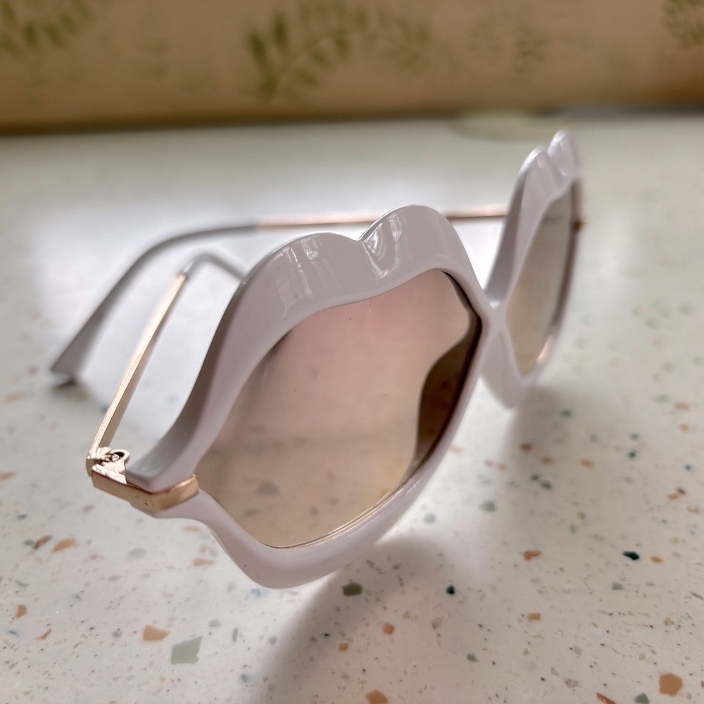 Lips Kiss Sunglasses in White and Gold - Picture 5 of 8